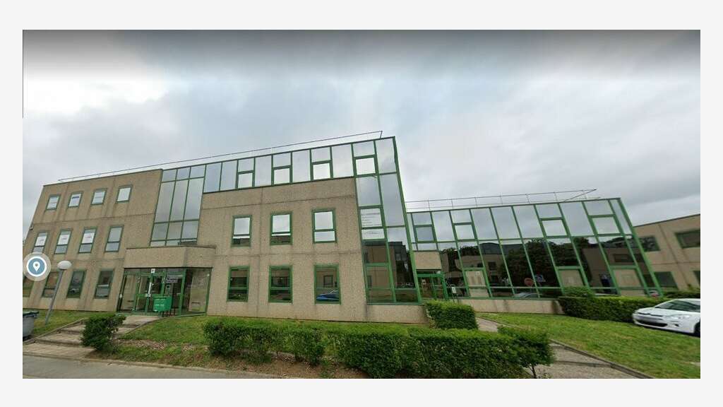 164 m² de bureaux cloisonnés à 100 m² de la gare.