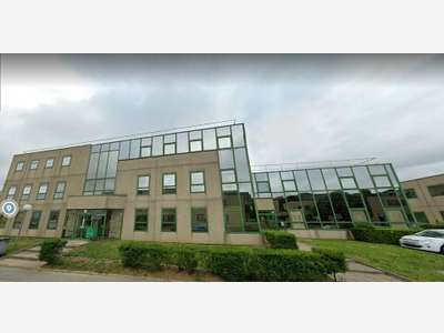 164 m² de bureaux cloisonnés à 100 m² de la gare.