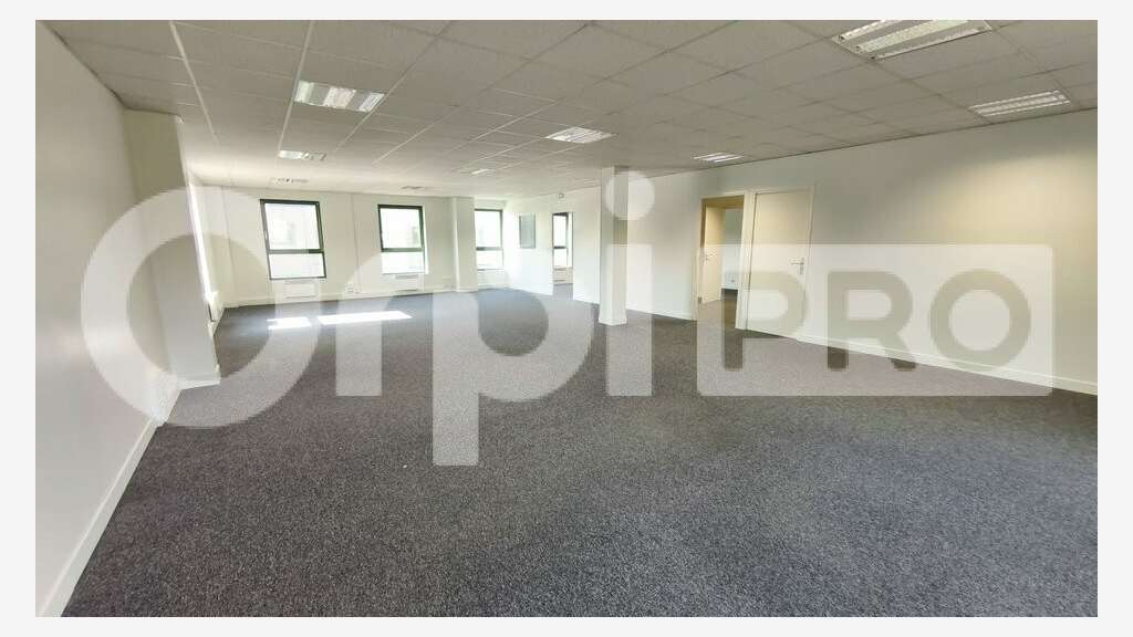 164 m² de bureaux cloisonnés à 100 m² de la gare.
