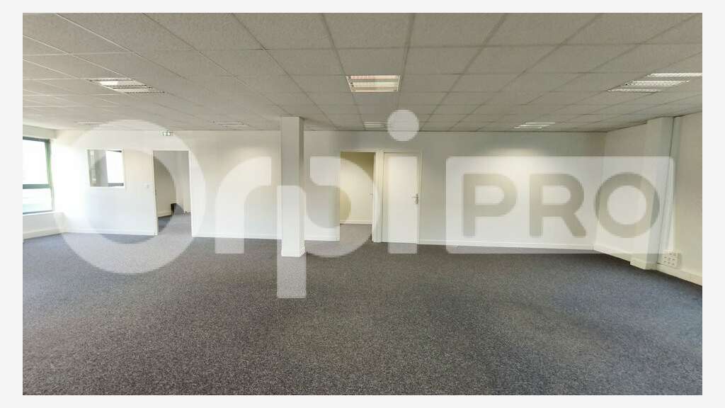 164 m² de bureaux cloisonnés à 100 m² de la gare.