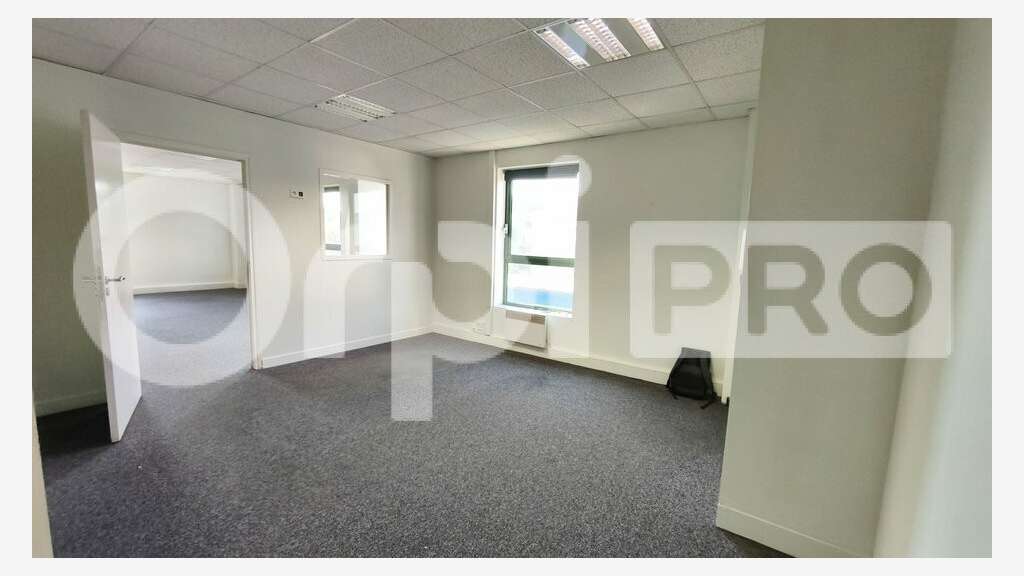 164 m² de bureaux cloisonnés à 100 m² de la gare.