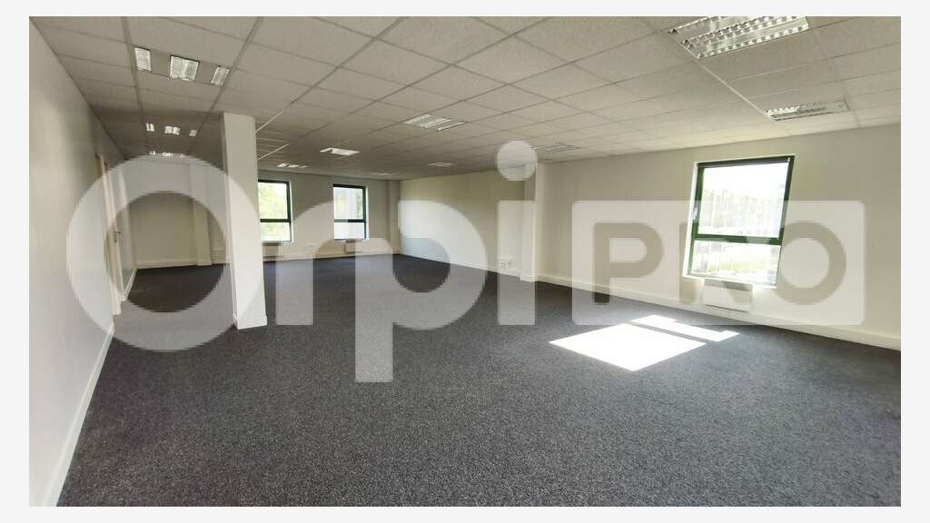 164 m² de bureaux cloisonnés à 100 m² de la gare.