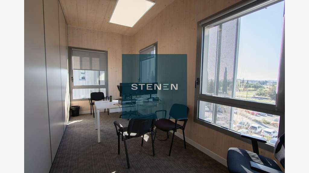 Location bureaux 703,60m² en bon état à Vitrolles