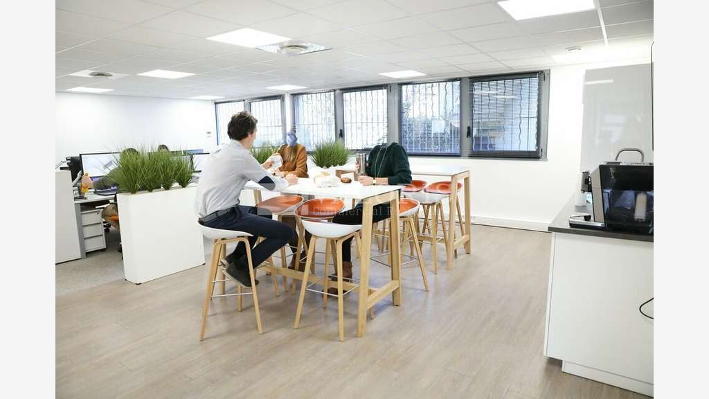 Bureaux 430m² R+1 à louer à Vitrolles D9/A7