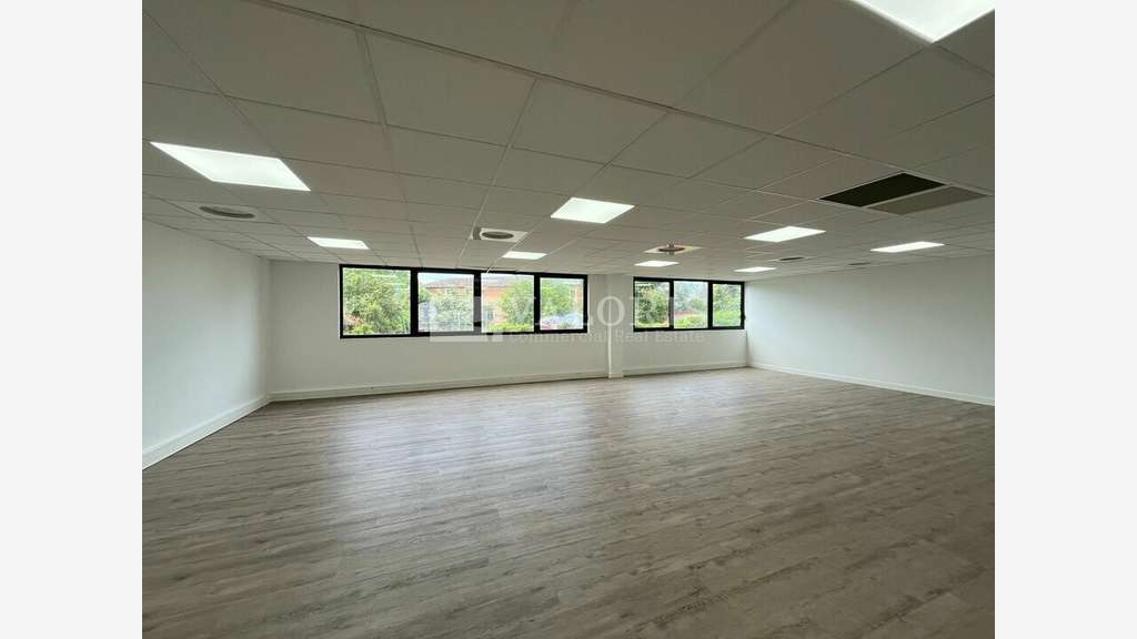 Bureaux 150m² à louer  à Vitrolles proche A7, D9