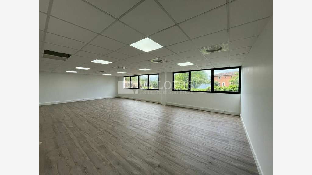 Bureaux 150m² à louer  à Vitrolles proche A7, D9