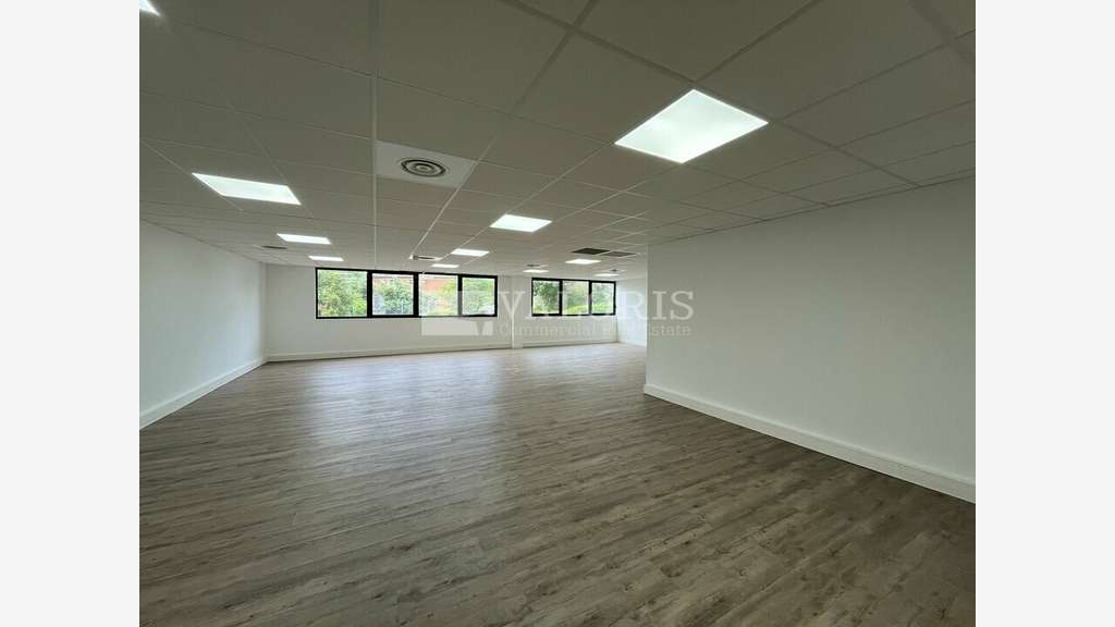 Bureaux 150m² à louer  à Vitrolles proche A7, D9