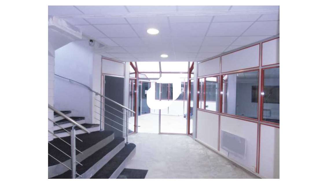 A louer Bureaux 1850m² Voisins le bretonneux
