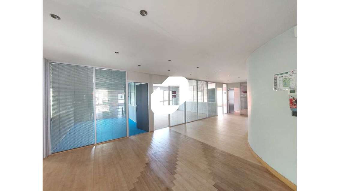 A louer Bureaux 314m² Voisins le bretonneux