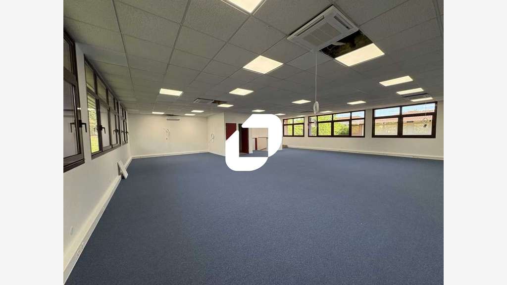 A louer Bureaux 150m² Voisins le bretonneux
