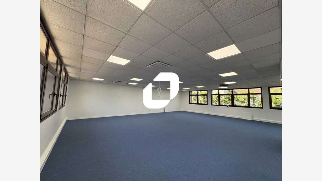 A louer Bureaux 150m² Voisins le bretonneux