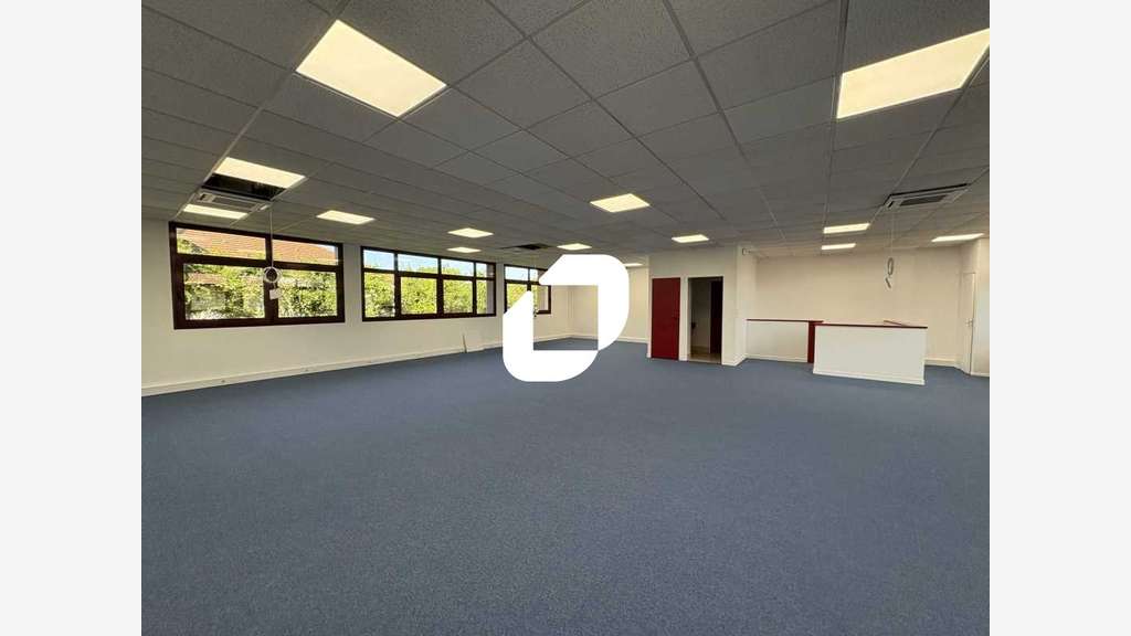 A louer Bureaux 150m² Voisins le bretonneux