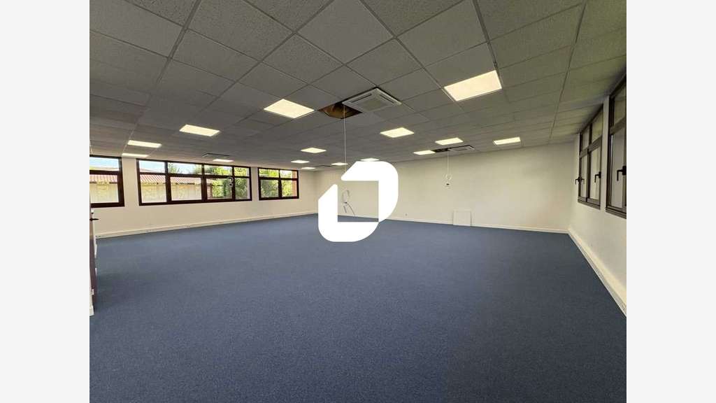 A louer Bureaux 150m² Voisins le bretonneux