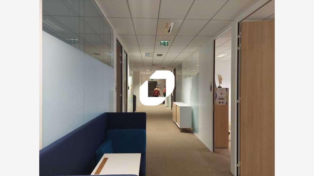 A louer Bureaux 396m² Voisins le bretonneux