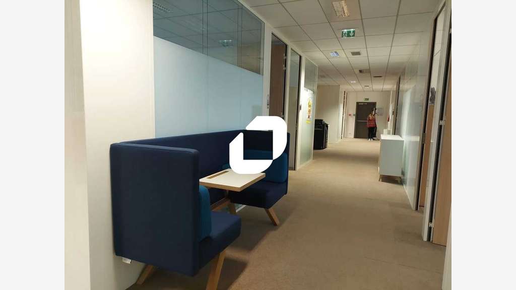 A louer Bureaux 396m² Voisins le bretonneux