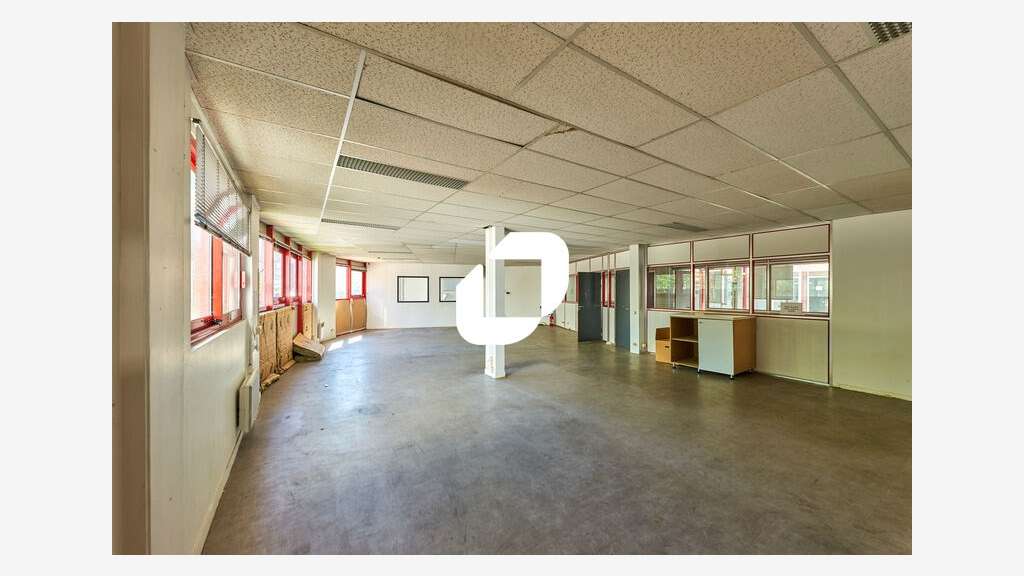 A louer Bureaux 1850m² Voisins le bretonneux