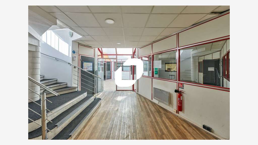 A louer Bureaux 1850m² Voisins le bretonneux