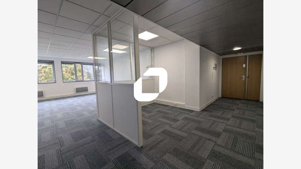 A louer Bureaux 67m² Voisins le bretonneux