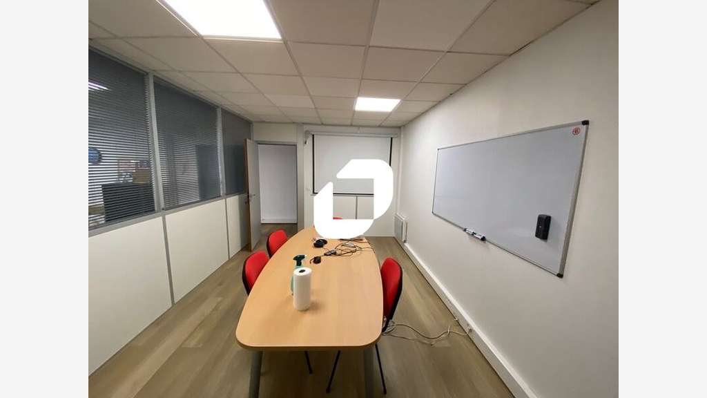 A louer Bureaux 148m² Voisins le bretonneux