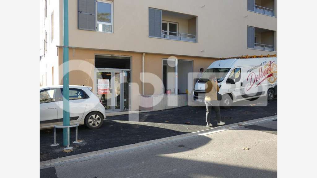 A louer local professionnel 106m² à Volx