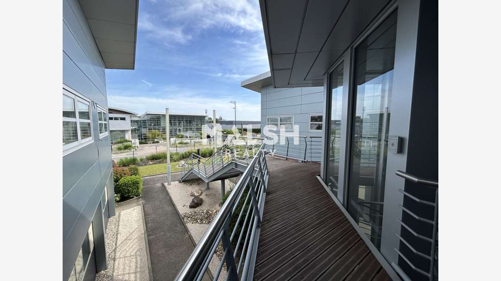 A louer bureaux 555m² divisibles à Vourles