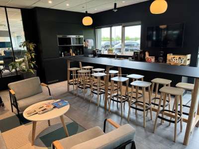 loue 500m² + 10 places de parking