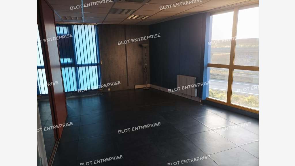 A louer bureaux 129m² belle visibilité à Yffiniac