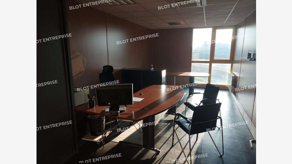 A louer bureaux 129m² belle visibilité à Yffiniac