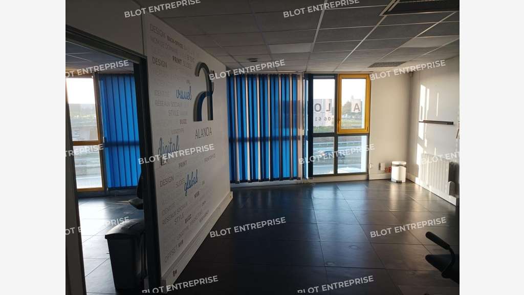 A louer bureaux 129m² belle visibilité à Yffiniac