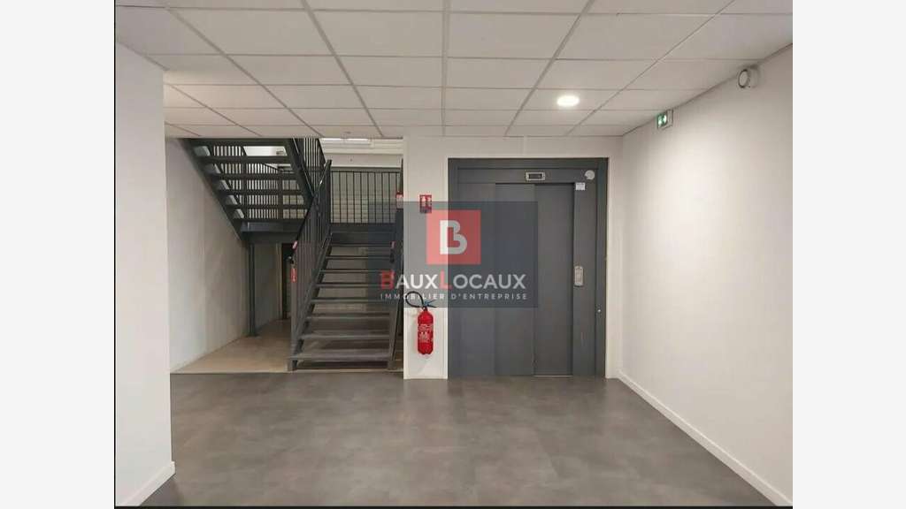 Location bureaux de 1333m² à Garons zone Aeropole