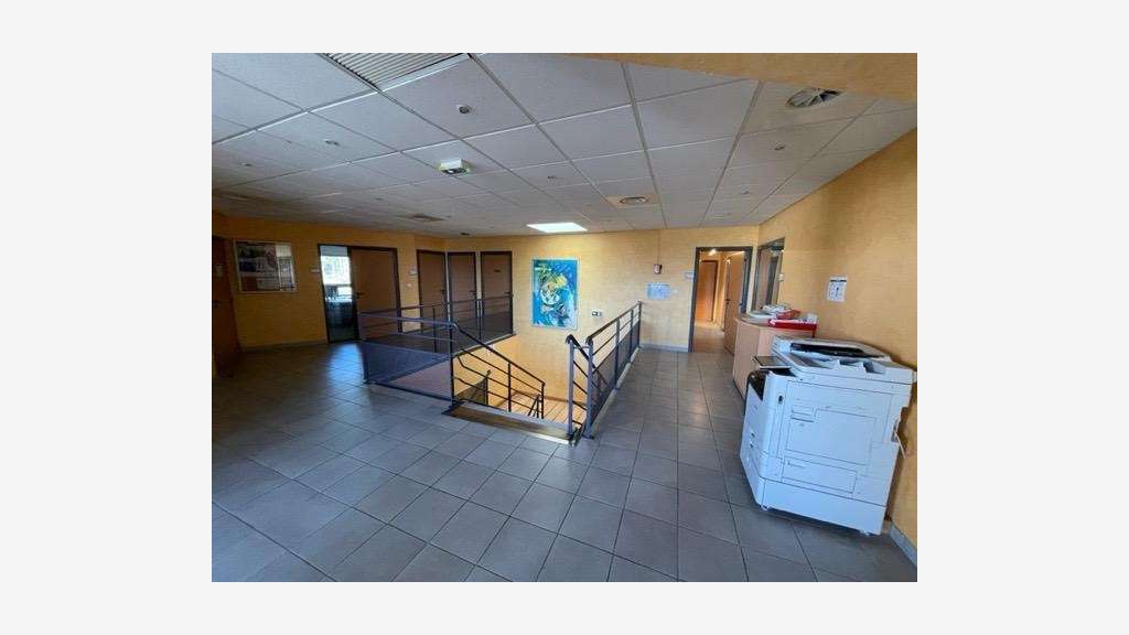 A louer bureaux 1 200m² divisibles à Écuisses