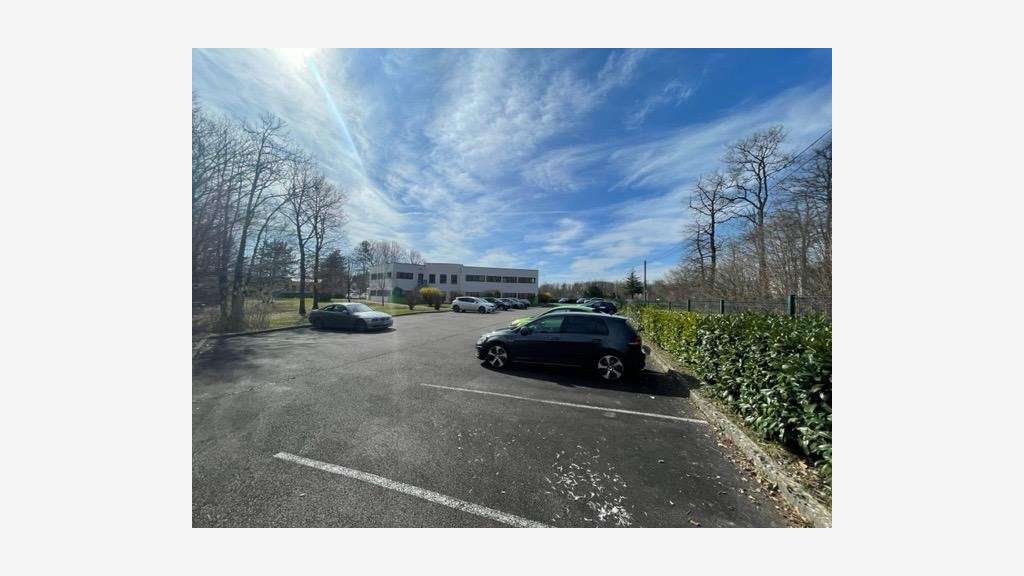 A louer bureaux 1 200m² divisibles à Écuisses
