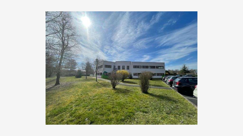 A louer bureaux 1 200m² divisibles à Écuisses