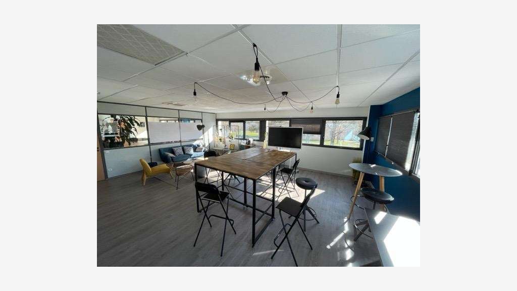 A louer bureaux 1 200m² divisibles à Écuisses