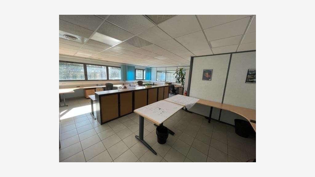 A louer bureaux 1 200m² divisibles à Écuisses