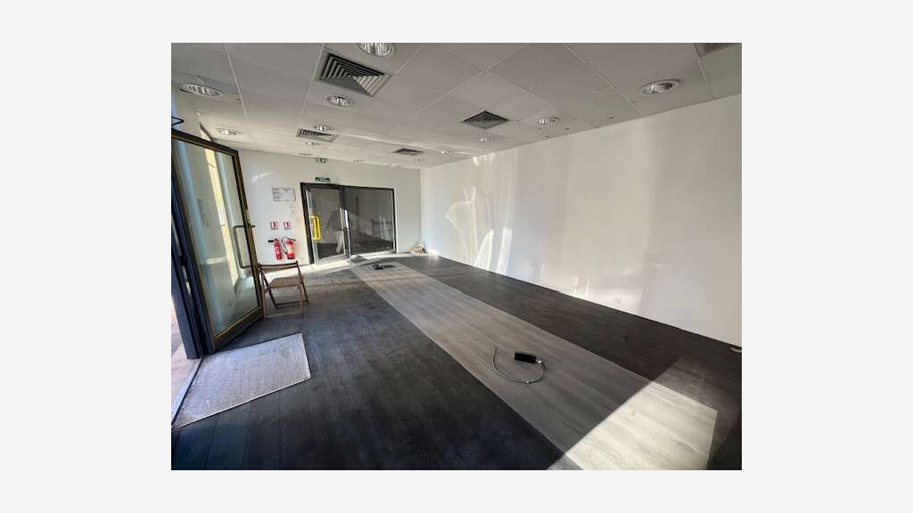 Loue local commercial 765m² à Cannes rue d'Antibes