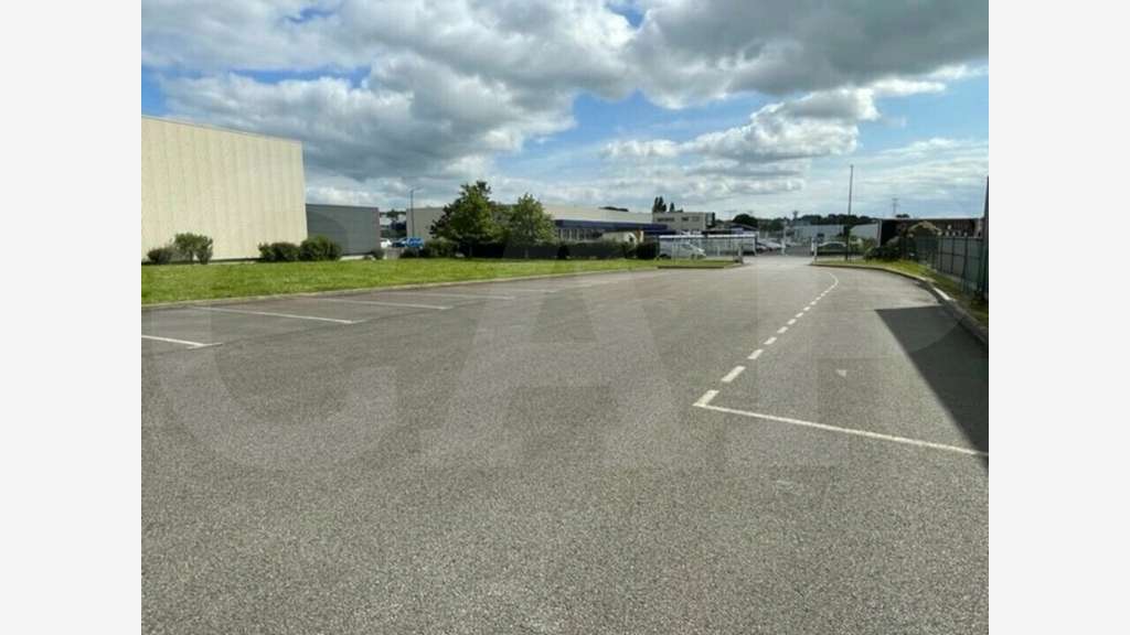A louer local d'activités 2900m² à Caudan Kerpont