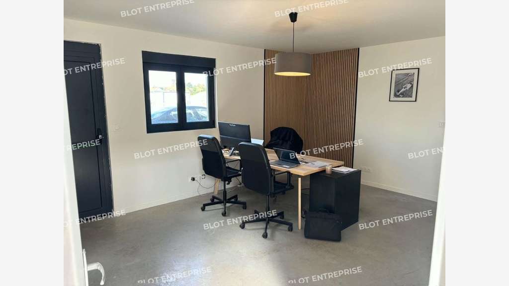 A louer cellule activités neuve 300m² ZC KAP KOAD