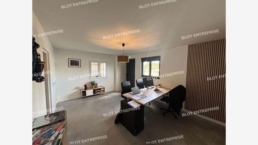 A louer cellule activités neuve 300m² ZC KAP KOAD