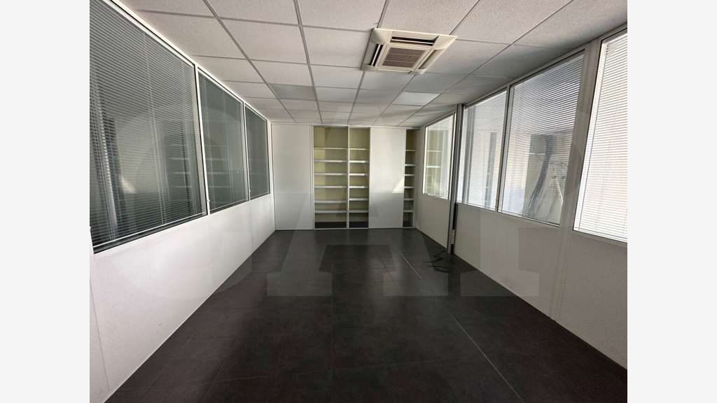 A louer local d'activité 988m² à Cesson ZI Sud Est