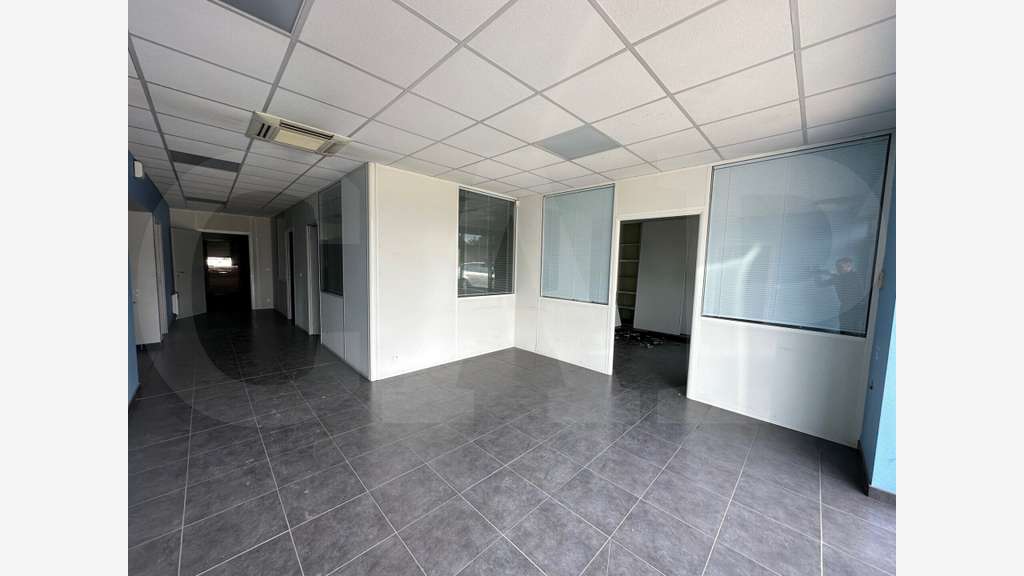 A louer local d'activité 988m² à Cesson ZI Sud Est