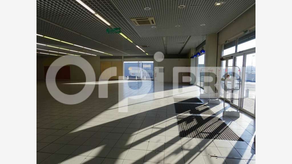 A louer cellule 770m² divisible ZA Soissons