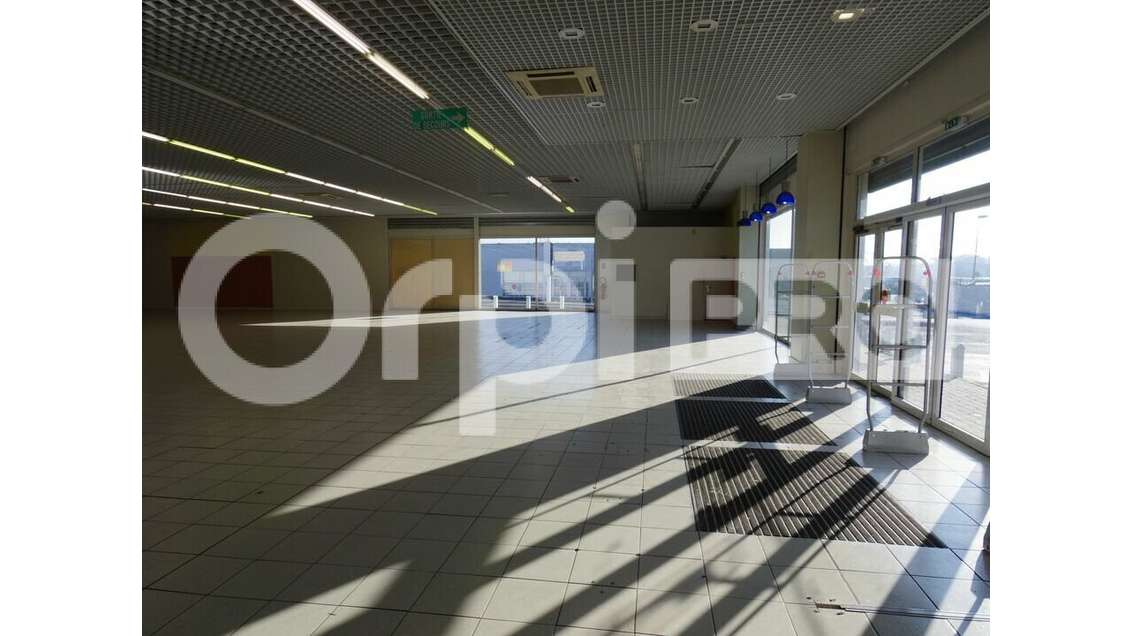 A louer cellule 770m² divisible ZA Soissons
