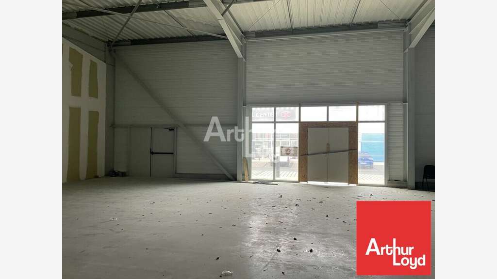 A louer cellule commerciale 200m² à Azay-le-Brûlé