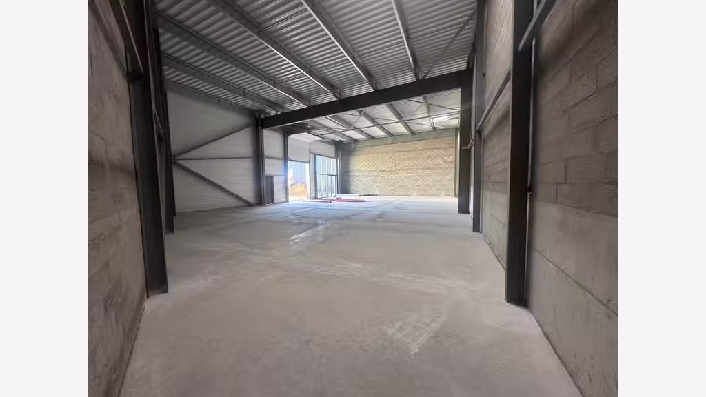 Cellule d'activité à louer 298m² zone de Vitré 