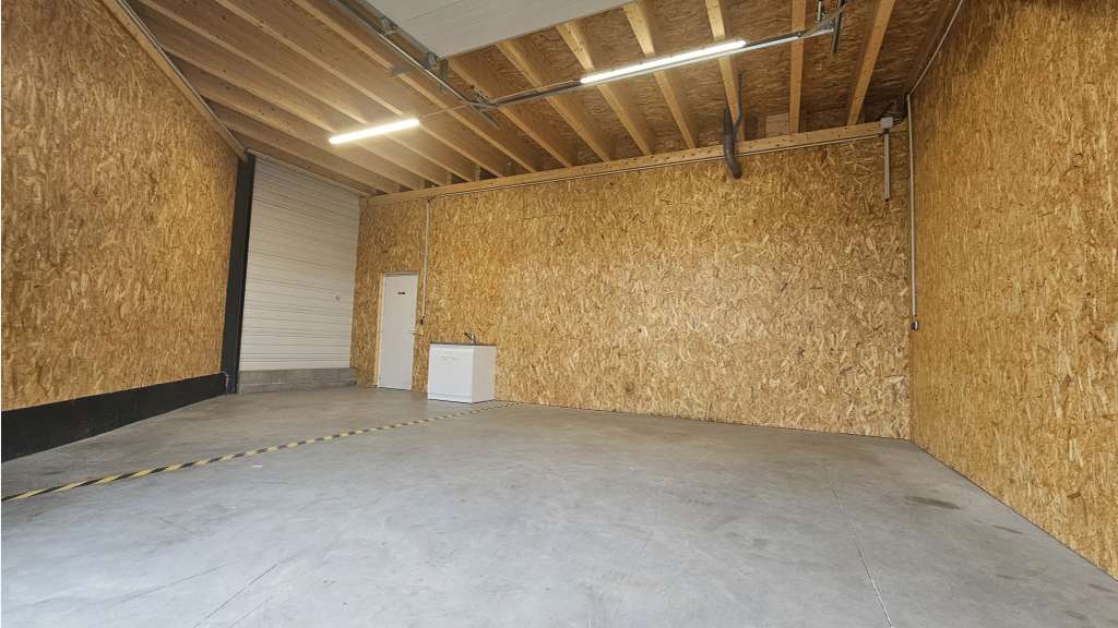 A louer cellule d'activités 46m² ZA Cheix en Retz