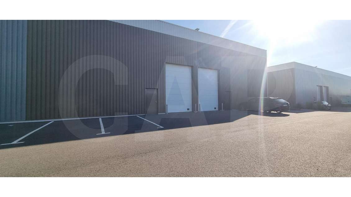 A louer local 295m² à La Mézière Park Emeraude