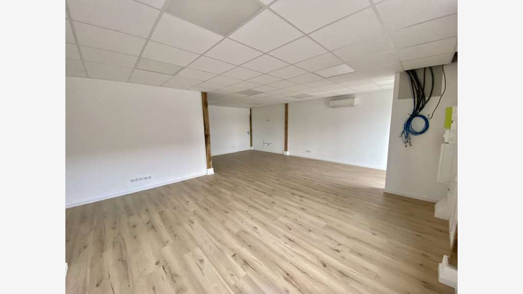 Cellule d'activités 209m² à louer à Dreux