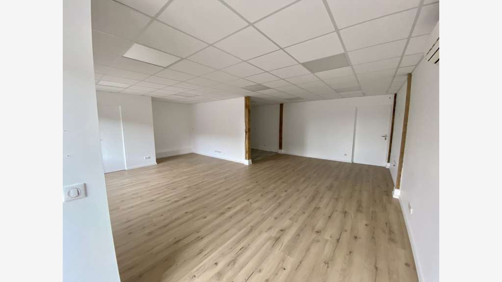 Cellule d'activités 209m² à louer à Dreux