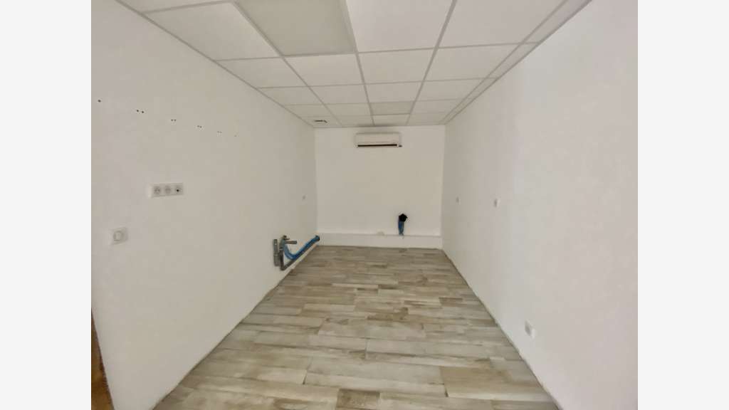 Cellule d'activités 209m² à louer à Dreux